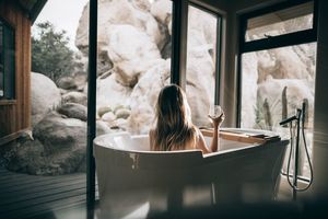 Womanin bath tub - A summary of cosmetics without microplastics